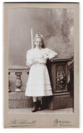 Fotografie Ph. Schmitt, Bruck, Portrait Niedliches Mädchen Im Weissen Kleid Mit Haarschmuck Und Kerze  - Anonymous Persons