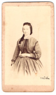 Fotografie Anna Pace, Gablonz A. N., Portrait Dame Im Grauen Kleid Mit Haube Und Bolero  - Anonymous Persons