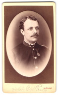 Fotografie K. Zeleny, Josefstadt, Portrait österreichischer Soldat In Uniform Mit Orden Und Moustache  - Guerre, Militaire