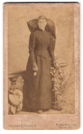 Fotografie G. Gober, Simbach A. Inn, Dultstr. 2, Portrait Frau Im Schwarzen Kleid Mit Grosser Schleife Im Haar  - Anonymous Persons