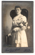 Fotografie Ferd. Bauernfeind, Steyr, Gleinkergasse 16, Portrait Dame Im Weissen Kleid Mit Schelife Tracht  - Anonymous Persons