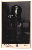 Fotografie J. Futter, Steyr, Pfarrgasse 14, Portrait Frau In Schwarzer Tracht Mit Grosser Schleife  - Anonymous Persons