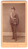 Fotografie Ludwig Niemtschik, Friedek, Portrait Feuerwehrmann In Uniform Mit Beilpicke Und Helm  - Métiers