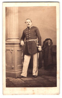 Fotografie Fotograf Und Ort Unbekannt, Portrait Soldat Johann Kowarz In Uniform Mit Zweispitz Und Degen  - Oorlog, Militair