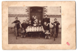 Fotografie Mädchen Mit Puppen Im Puppenwagen, Nebst Knaben Mit Fahrrad - Velo Beim Familienbild  - Radsport