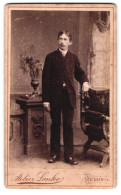 Fotografie Oswald Lonke, Meissen A. E., Turnplatz, Herr In Schwarz Mit Mittelscheitel  - Anonieme Personen