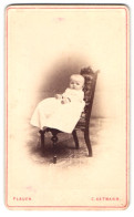 Fotografie C. Axtmann, Plauen I. V., Oberer Graben 3, Kleinkind In Weiss Auf Einem Stuhl  - Anonieme Personen