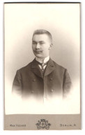 Fotografie Max Fischer, Berlin, Danziger-Str. 98, Portrait Junger Mann Im Anzug Mit Kaiser Wilhelm Bart  - Personnes Anonymes