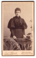 Fotografie Josef Schmid, Stuttgart, Tübingerstr. 20, Portrait Junge Frau Im Schwarzen Kleid Mit Locken  - Personnes Anonymes