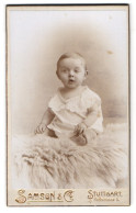 Fotografie Samson & Co., Stuttgart, Poststr. 5, Portrait Junge Im Weissen Kleid Auf Einem Fell Sitzend  - Anonymous Persons