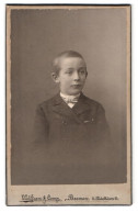 Fotografie Wolffram & Comp., Bremen, Fedelhören 14, Portrait Junger Mann Im Anzug Mit Fliege  - Anonyme Personen