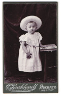 Fotografie C. Burkhardt, Oschatz, Portrait Kleines Mädchen Im Kleid Mit Hut  - Anonyme Personen