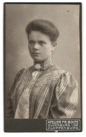 Fotografie Fr. Bolte, Oldenburg I /Gr., Langestrasse 15, Portrait Junge Dame Im Modischen Kleid  - Personnes Anonymes