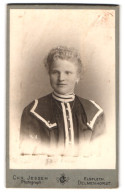 Fotografie Chr. Jessen, Delmenhorst, Portrait Junge Dame In Modischer Kleidung  - Anonyme Personen