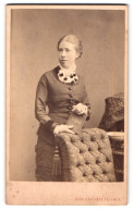 Fotografie Jean Baptiste Feilner, Bremen, Wall 185, Portrait Modisch Gekleidete Dame Mit Einem Buch  - Anonyme Personen