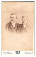 Fotografie Karl Lützel, München, Dachauerstrasse 19-21, Portrait Zwei Jungen In Modischer Kleidung  - Anonymous Persons