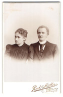 Fotografie Rud. Müller, Görlitz, Mühlweg 10, Portrait Junges Paar In Modischer Kleidung  - Anonymous Persons