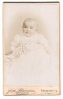 Fotografie Fritz Schumann, Annaberg I /S., Johannesgasse, Portrait Süsses Baby Im Weissen Kleid  - Anonymous Persons