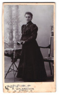 Fotografie H. Walbrecker, Zittau, Theodor Körner Allee, Portrait Junge Dame Im Kleid Mit Buch In Der Hand  - Anonymous Persons