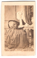 Fotografie Unbekannter Fotograf Und Ort, Portrait Anna Hornung Im Kleid Mit Haube  - Anonymous Persons