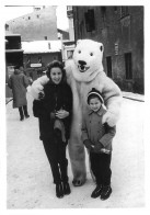 240524 - PHOTO MONTAGNE NEIGE - Mascotte Déguisement Touriste Ours Blanc - Commerce BURNET - Autres & Non Classés