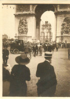 240524 - PHOTO ANCIENNE - PARIS Arc De Triomphe Champs Elysées Canotier Auto Décapotable Exposition Universelle - Orte