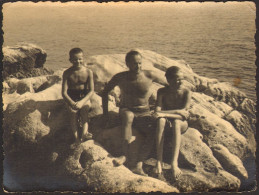 Group Trunks Muscular Man And Two Young Boys On Beach Old Photo 10x13 Cm # 41327 - Personas Anónimos