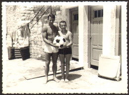 Trunks Muscular Man And Young Boy With Bool   Old Photo 8x12 Cm # 41328 - Personas Anónimos