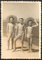 Two School Girl And Boy Smiling On Beach Old Photo 7x10 Cm # 41333 - Personas Anónimos