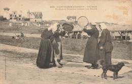 CPA SAINT PIERRE QUIBERON-Les Quais-Femmes De Pecheurs Vannant Leur Récolte-Timbre   L2937 - Quiberon