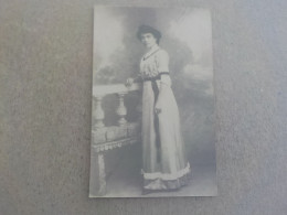 CPA -  AU PLUS RAPIDE - CARTE PHOTO -  JEUNE FEMME MODE D AUTREFOIS  -    VOYAGEE  NON TIMBREE - Fotografie