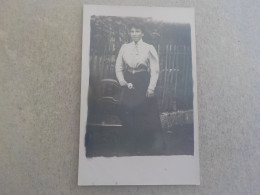 CPA -  AU PLUS RAPIDE - CARTE PHOTO -  JEUNE FEMME MODE D AUTREFOIS  -    VOYAGEE  NON TIMBREE 1909 - Fotografía