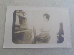 CPA -  AU PLUS RAPIDE - CARTE PHOTO -   JEUNE FEMME D AUTREFOIS AU PIANO  - MODE D ANTAN - NON VOYAGEE - Photographs