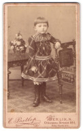 Fotografie E. Postlep, Berlin-N., Chausseestr. 5, Kleines Mädchen Im Karierten Kleid  - Anonyme Personen