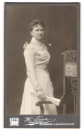 Fotografie H. Tonn, Schwerin I /M., Kaiser Wilhelmstr. 10, Junge Dame Im Kleid Mit Fächer  - Anonyme Personen