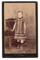 Fotografie A. Spiess, Eisleben, Bahnhofstrasse, Mädchen In Kleid Und Stiefeln  - Anonyme Personen