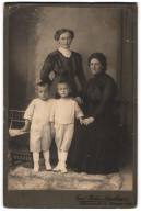 Fotografie Carl Palm, Nürnberg, Johannisstr. 45, Mutter Und Schwester Mit Ihren Zwei Söhnen Posieren Im Atelier  - Personnes Anonymes