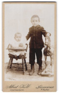 Fotografie Albert Kolb, Neuenstadt A. Kocher, Zwei Kinder Im Anzug Und Kleidchen Mit Schaukelpferd Im Atelier  - Anonymous Persons