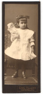 Fotografie Carl Hillger, Osterburg, Portrait Mädchen Mädi Schultze Im Kleid Mit Ihrer Puppe Im Arm  - Personnes Anonymes
