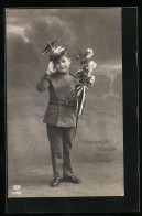 AK Kleiner Soldat Mit Blumen Salutiert, Kinder Kriegspropaganda  - Weltkrieg 1914-18