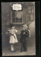 AK Hänschen Zieht In`s Feld!, Kleiner Soldat Mit Pickelhaube Und Mädchen, Kinder Kriegspropaganda  - War 1914-18