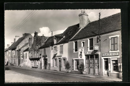 CPA Nouan-sur-Loire, Le Centre Du Bourg Route D`Orléans  - Otros & Sin Clasificación