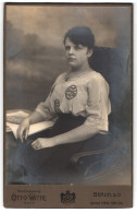 Fotografie Otto Witte G. M. B. H., Berlin-SO, Skalitzerstr. 54, Junge Dame In Modischer Bluse Mit Amulett  - Personnes Anonymes