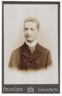 Fotografie Atelier Osten, Berlin, Frankfurter Allee 109-12, Elegant Gekleideter Herr Mit Oberlippenbart  - Anonymous Persons