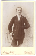 Fotografie Emil Hell, Berlin-N., Brunnenstr. 17, Junger Herr Im Anzug Mit Moustache  - Anonymous Persons