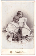 Fotografie M. B. Schultz, Flensburg, Norderhofenden 13, Kleines Mädchen Und Junge In Hübscher Kleidung Mit Reifen  - Anonymous Persons