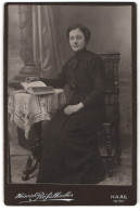 Fotografie Heinrich Rösslhuber, Haag Am Hausbruck, Bürgerliche Dame In Schwarzer Kleidung Mit Buch  - Anonymous Persons