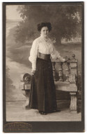 Fotografie Samson & Co., Lübeck, Breitstr. 39, Junge Dame In Weisser Bluse Und Rock  - Anonymous Persons