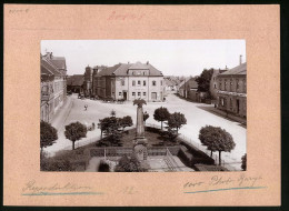 Fotografie Brück & Sohn Meissen, Ansicht Elsterwerda, Denkmalplatz, Mit Gasthaus Zur Goldenen Quelle, Bäckere Haacke  - Lieux