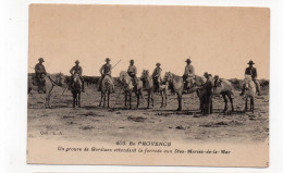 Un Groupe De Gardians Attendant La Ferrade Aux Ste Maire De La Mer - Animée (L182) - Vestuarios